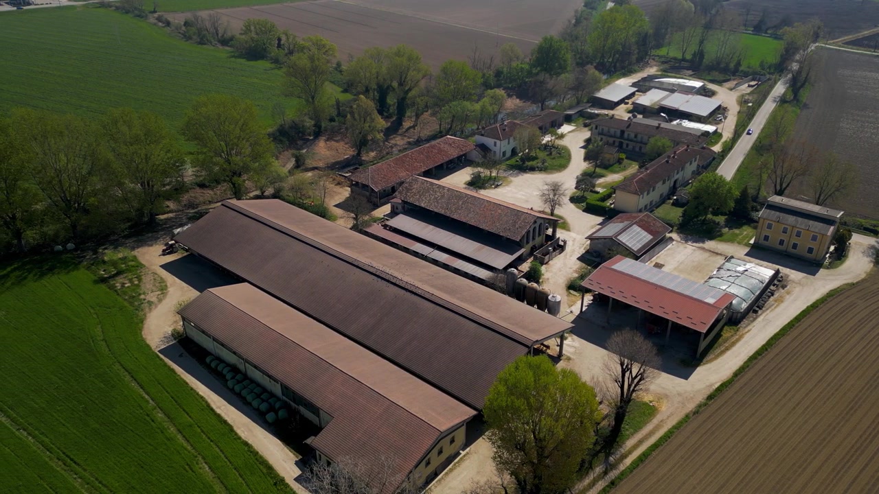 Vista drone di un'azienda lattiero-casearia in Italia.