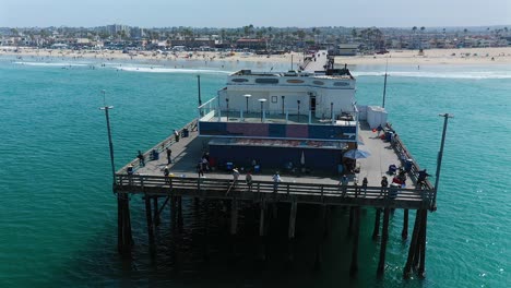 Vista-Aérea-Del-Pescador-Al-Final-Del-Muelle-De-Newport,-Newport-Beach,-California