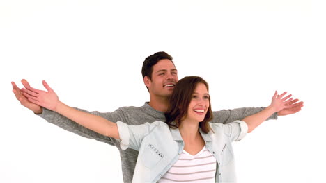 pareja feliz con los brazos extendidos