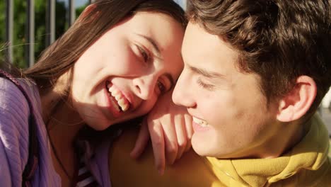 pareja de adolescentes pasando el rato en el patio de su escuela
