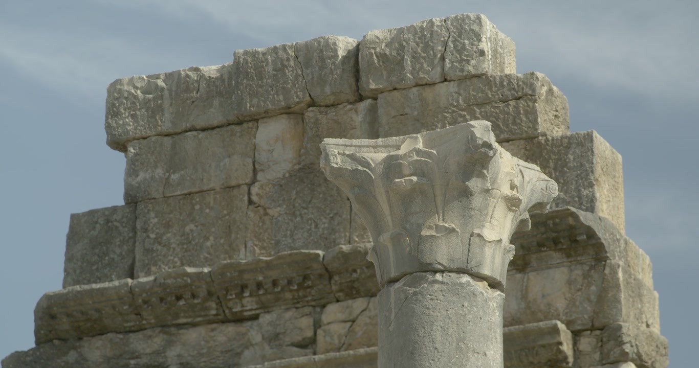 Static close-up view of a Roman Corinthian column capital at the UNESCO-listed Volubilis archaeological site, highlighting classical stone craftsmanship and ancient architectural heritage in Morocco.