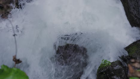 poderoso arroyo de cascada en el borde rocoso
