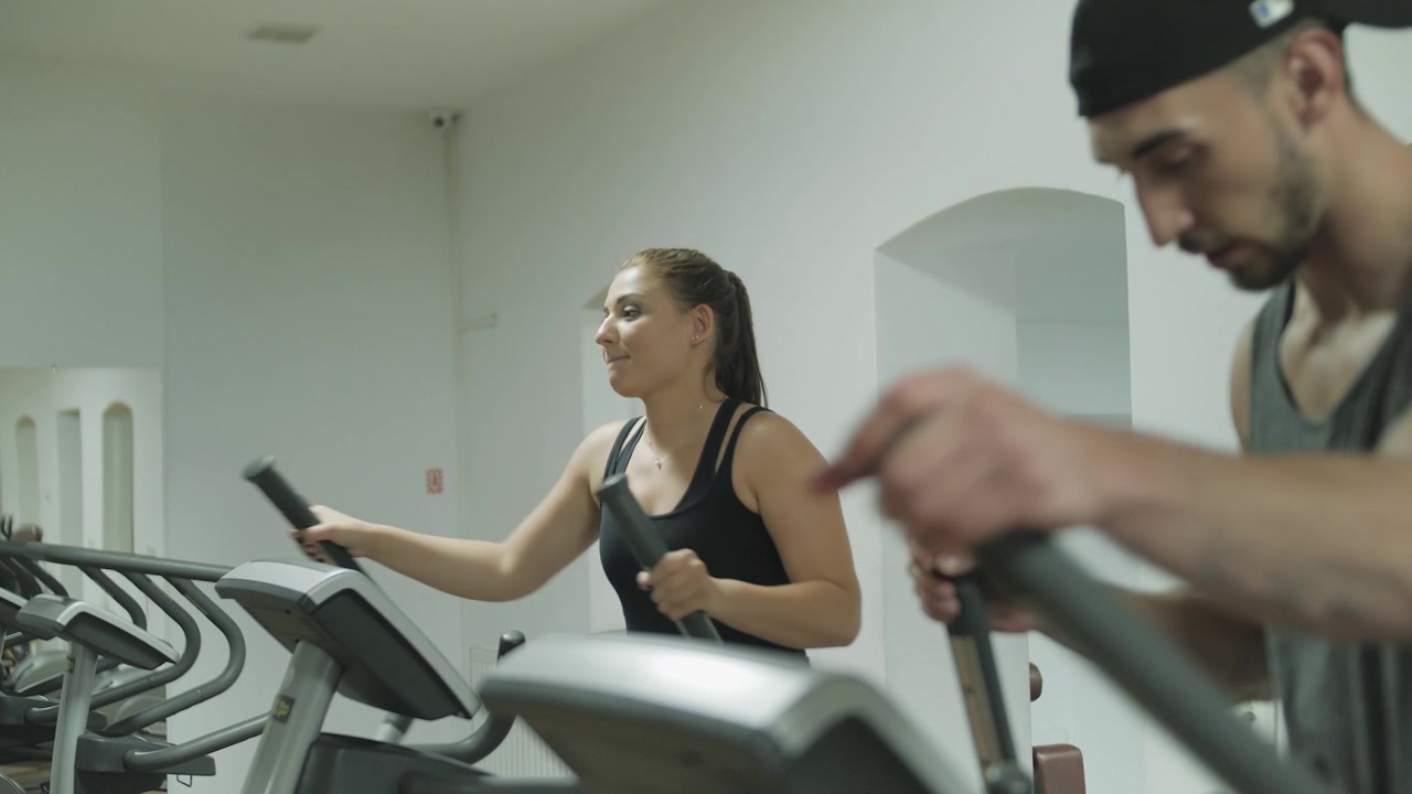 Uomo e donna si allenano insieme in palestra - rallentatore 4K