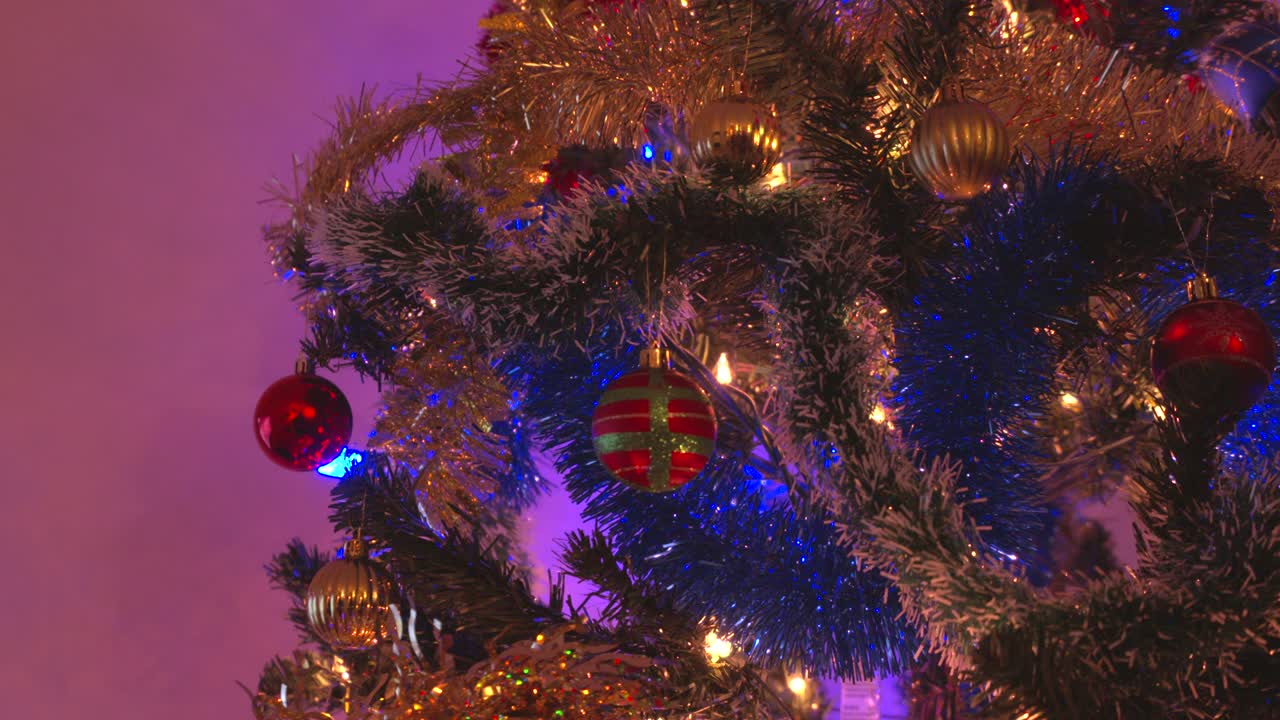 árbol de navidad dolly tiro 4k, uhd