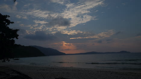 Romántica-Puesta-De-Sol-Tomada-Desde-La-Playa-De-Anidación-De-Tortugas-De-Las-Islas-Perhentian,-Malasia