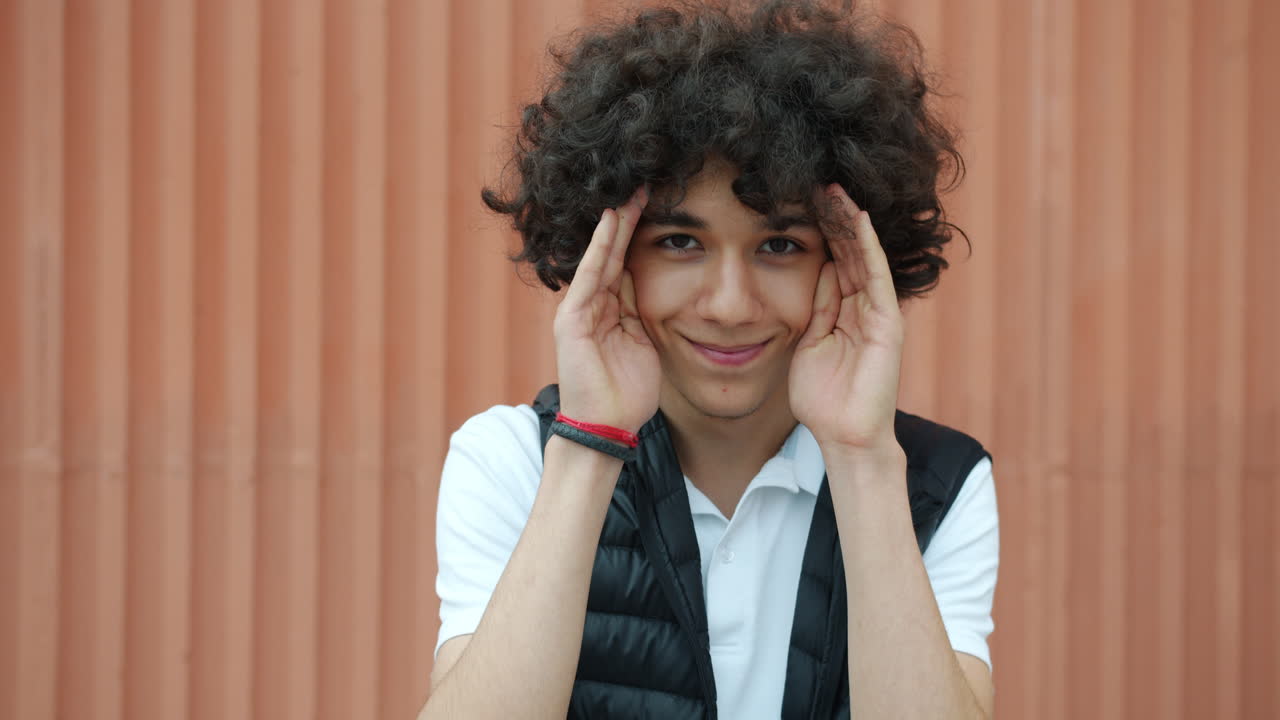 Adolescente che nasconde il viso