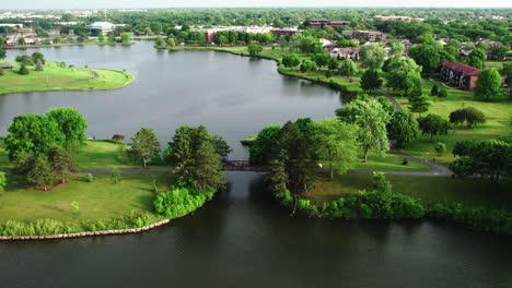 Einzelnes,-Isoliertes-Kanu,-Das-Unter-Einer-Brücke-Hindurchfährt-Und-Auf-Dem-Big-Bear-Lake-Vom-Century-Park-In-Vernon-Hills,-Illinois,-USA,-Paddelt