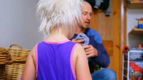 padre ayudando a su hija a vestirse en casa 4k