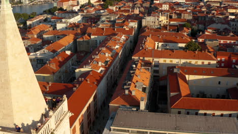 Casas-Residenciales-De-La-Ciudad-De-Zadar-Desde-El-Campanario-De-La-Catedral-Al-Atardecer-En-Croacia