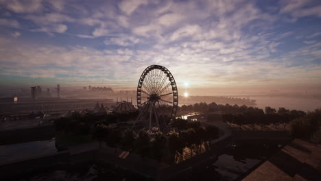 una rueda gigante en un parque de atracciones al atardecer