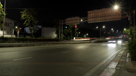 Verschwommene-Zeitrafferszene-Eines-Rasenden-Verkehrs-Auf-Einer-Viel-Befahrenen-Hauptverkehrsstraße-Mitten-In-Bangkok,-Thailand