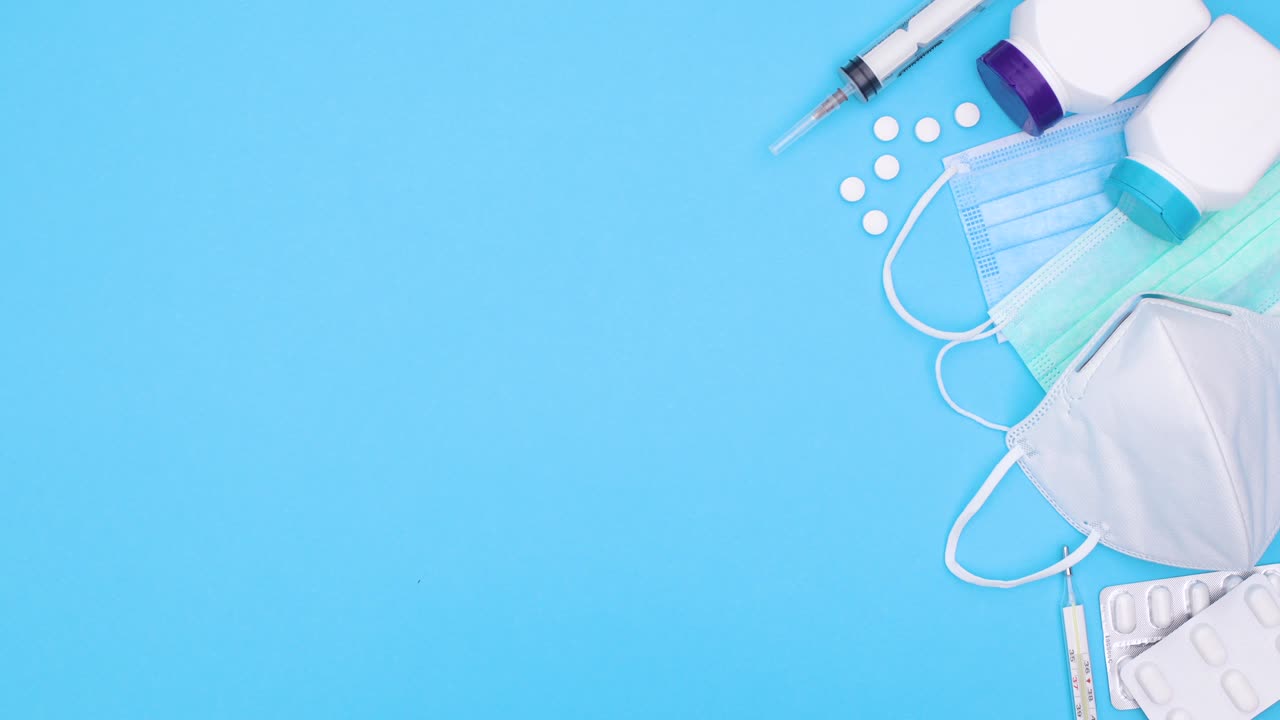 prevenzione medica del covid-19 e strumenti si muovono sul lato destro del tema blu. stop motion