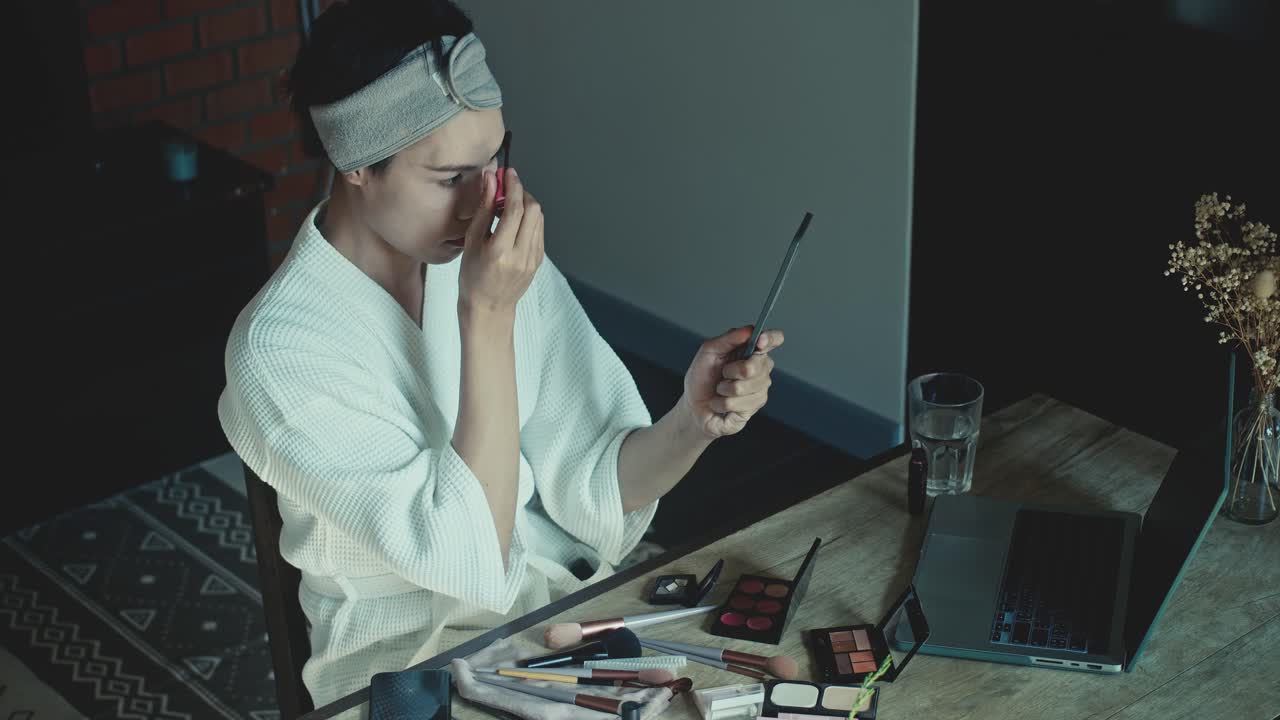 집 에서 메이크업 을 하는 여자