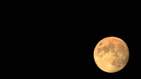 lapso de tiempo de la luna de sangre llena de primer plano que se eleva en el cielo nocturno