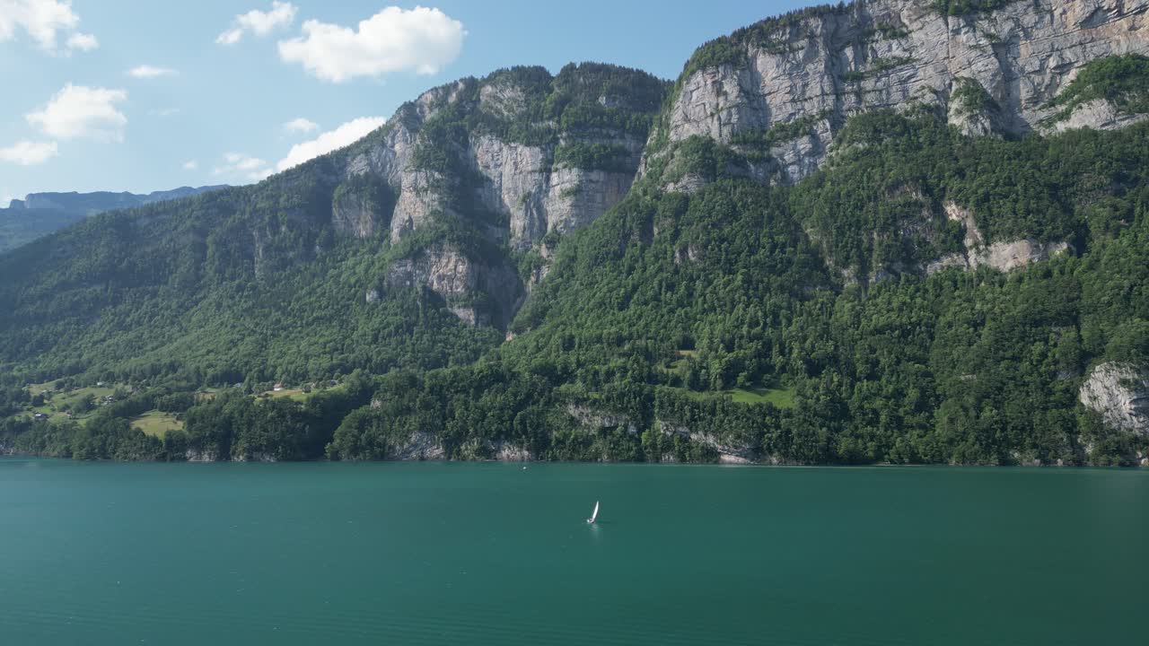 fantasía como los alpes suizos montañas paisaje rocoso con yate en el agua del lago
