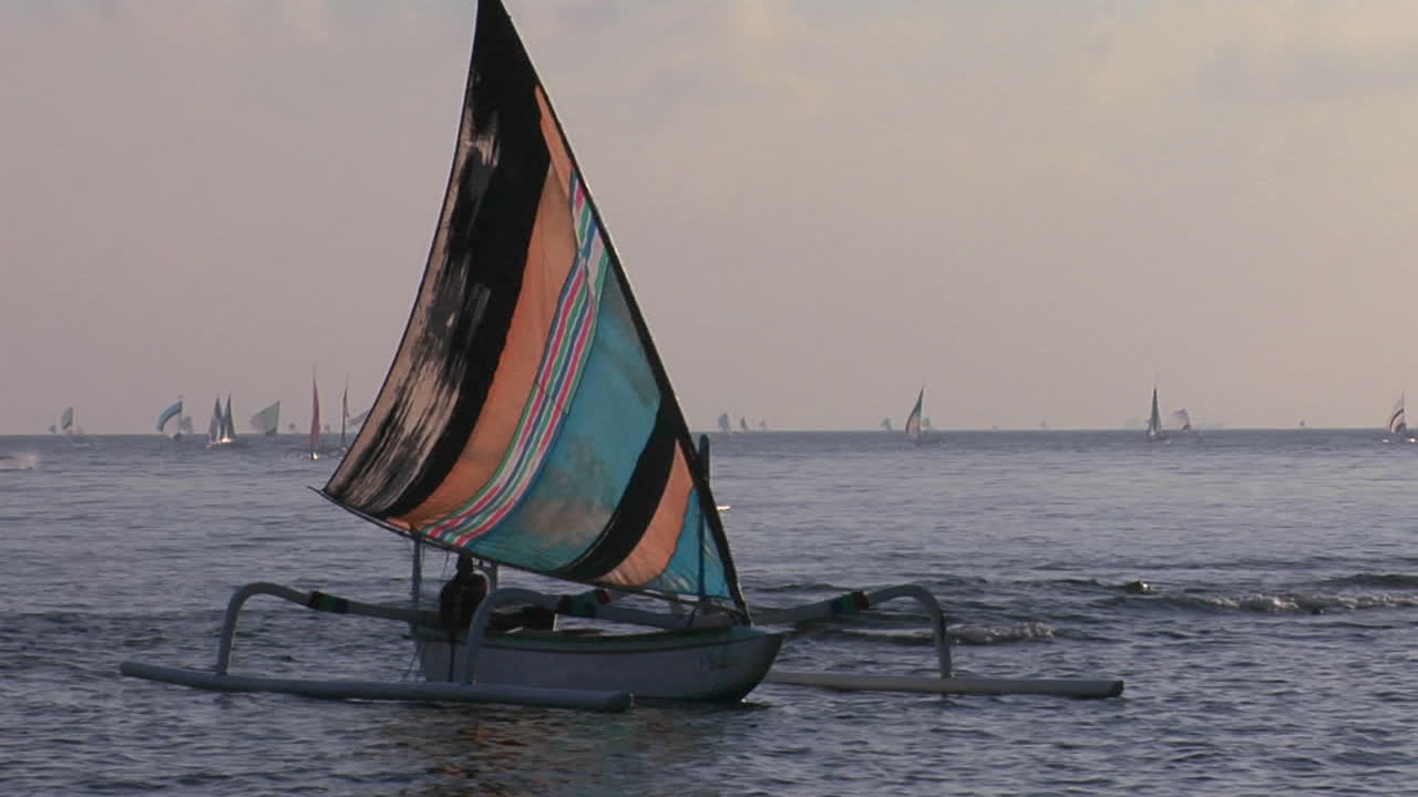 un barco de pesca estilo catamarán llega a la orilla 1