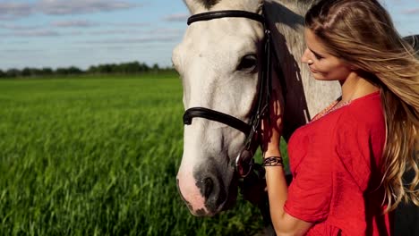 mujer y caballo en un campo