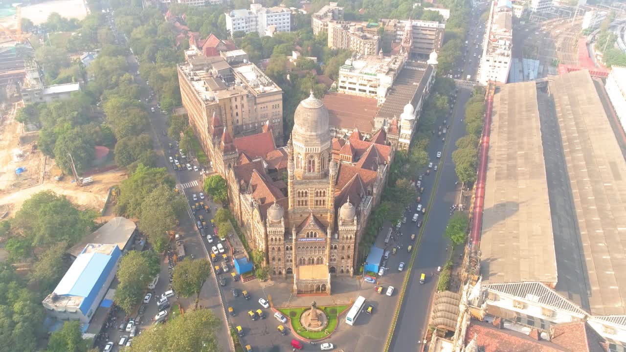 Una ripresa con drone del Chhatrapati Shivaji Maharaj Terminus e degli Edifici Patrimonio della Corporazione Municipale nell'area di Fort a Bombay Sud