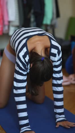 mujer haciendo yoga en casa