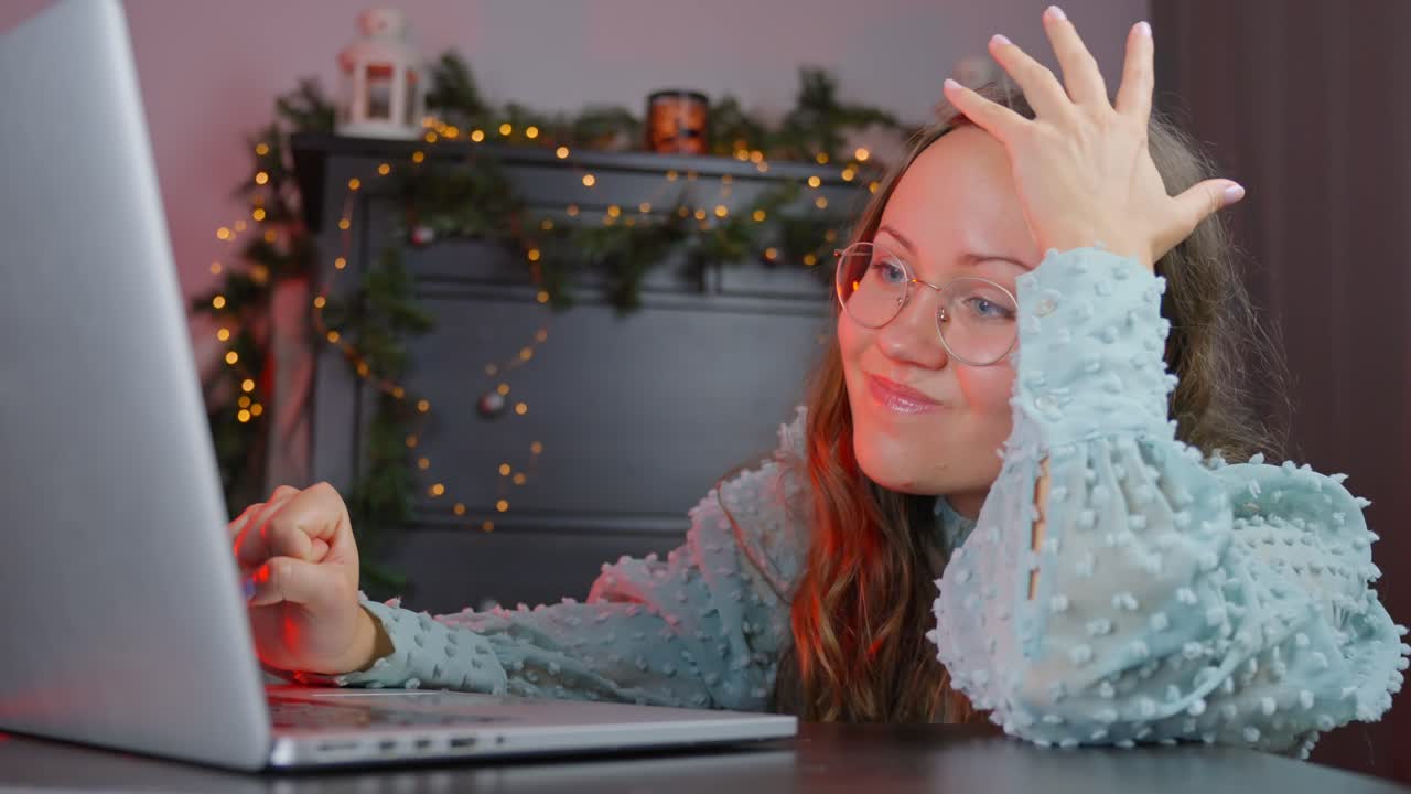 привлекательная брюнетка ищет подарок на рождество и не может найти