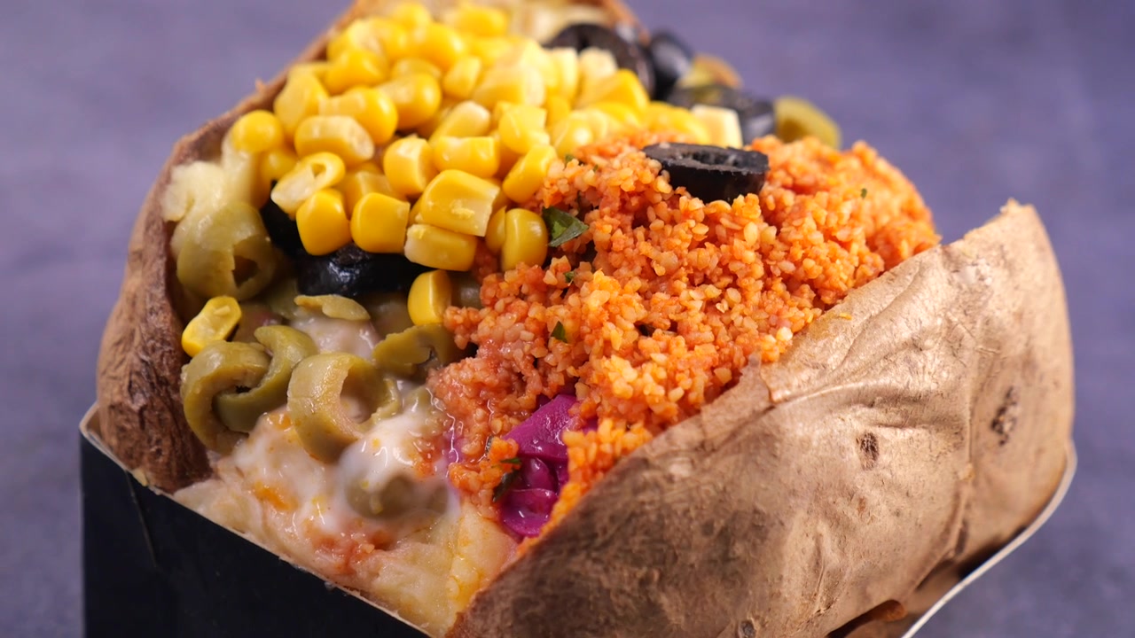 Appetitosa Patata al Forno Kumpir con Condimenti Colorati