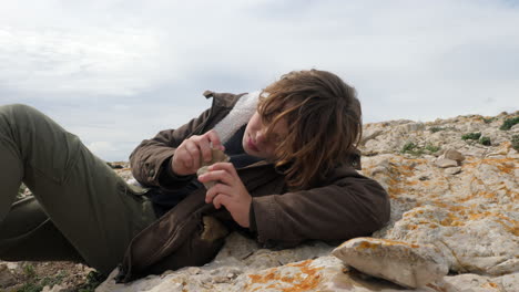 un adolescente en una meseta rocosa