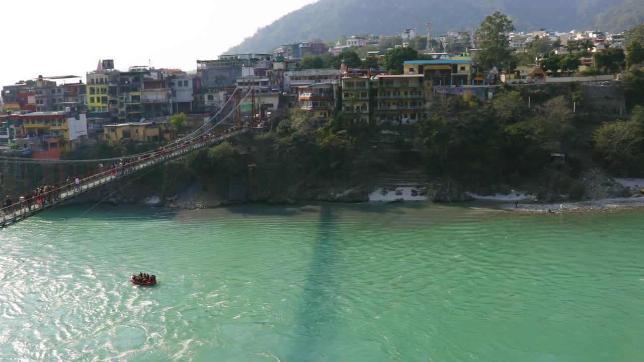 el puente colgante de hierro lakshman jhula sobre el río ganges desde un video de ángulo plano se toma en rishikesh uttrakhand india el 15 de marzo de 2022
