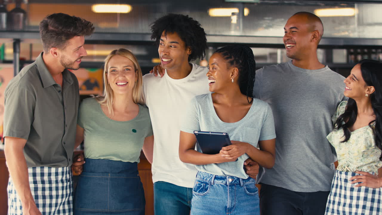 retrato de un equipo de personal multicultural sonriente trabajando en un restaurante o cafetería