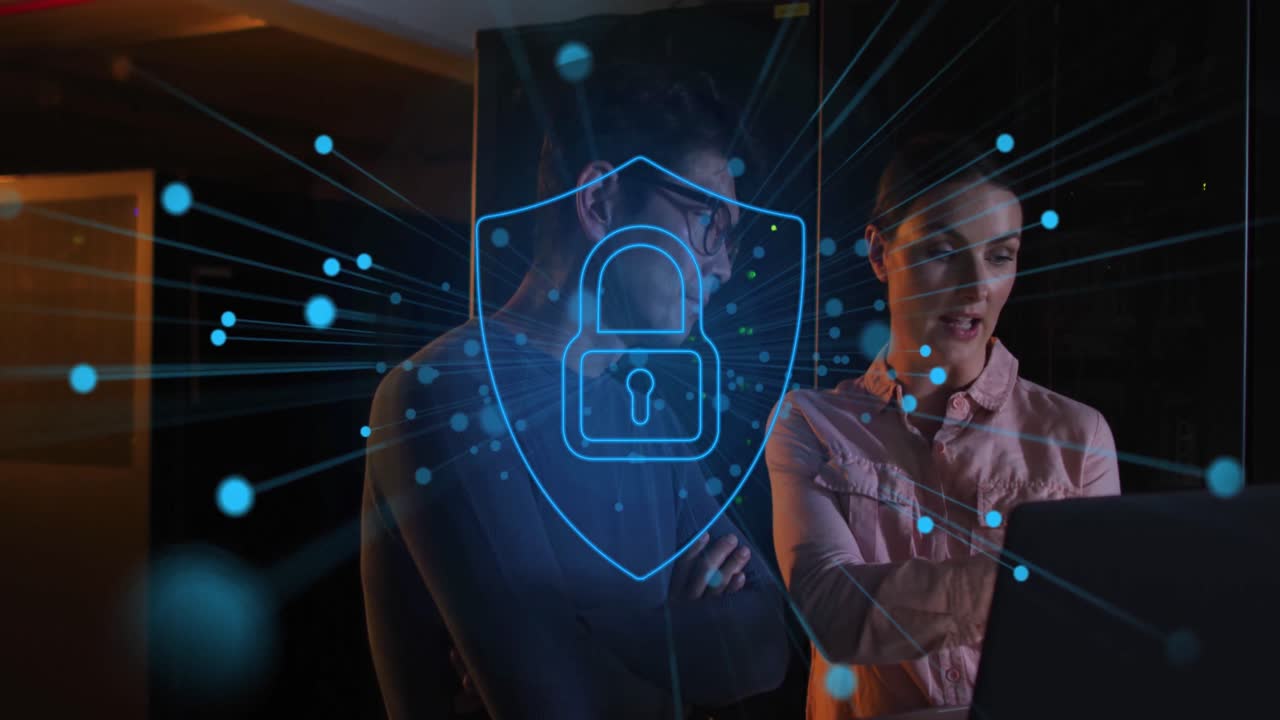 animación de candado ver diversos hombres y mujeres ingenieros con computadora portátil por servidor de computadora