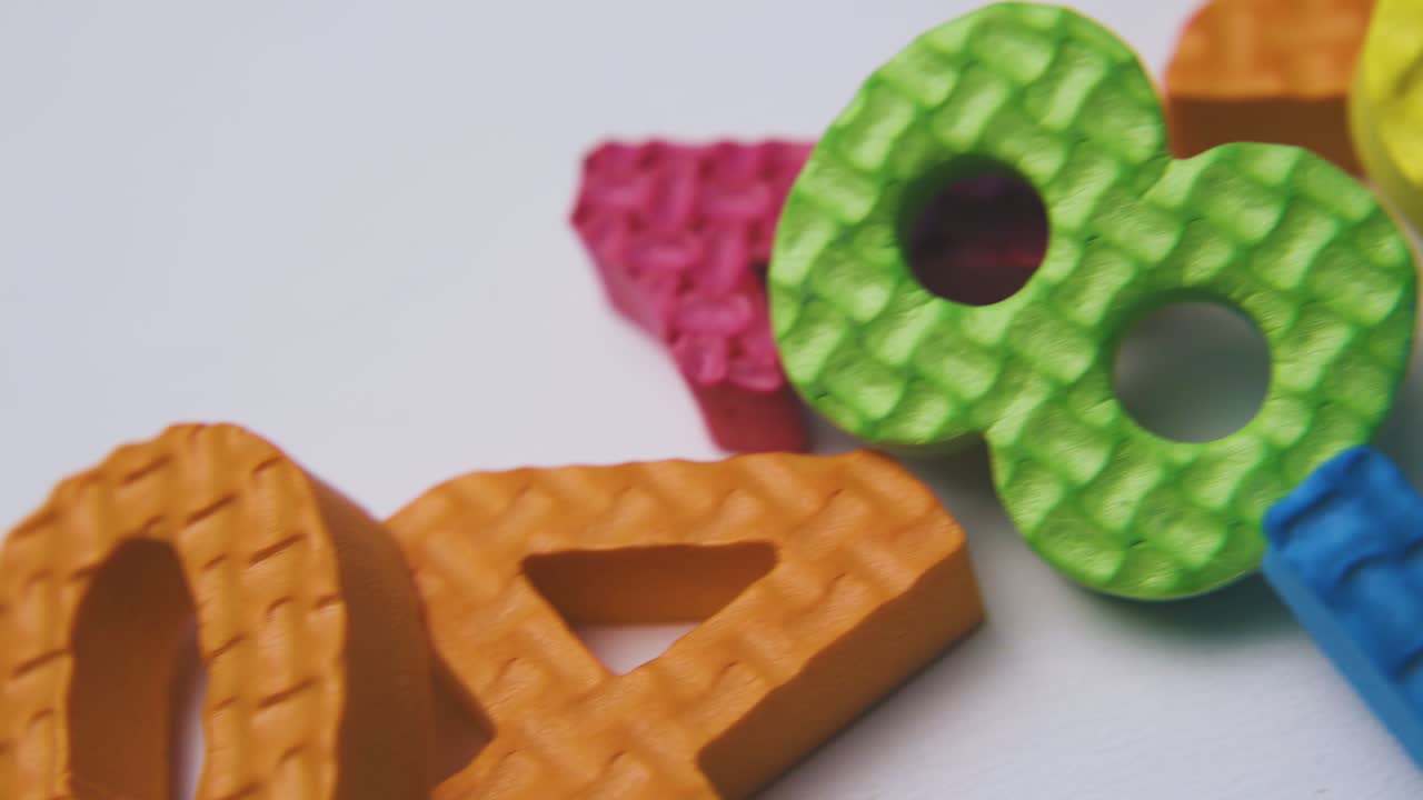 un montón de números de goma de espuma se encuentra en un fondo blanco limpio