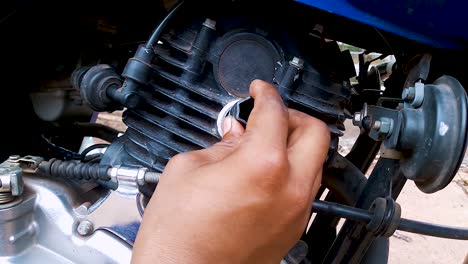mantenimiento de motocicletas de dos ruedas en el día desde un ángulo plano en detalles