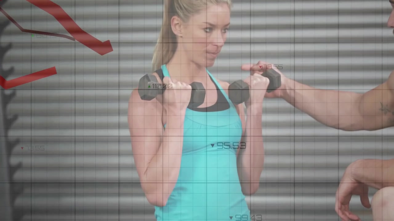 Trainer leitet Frau an, die Bizeps-Curls ausführt, korrigiert die Form im Fitnessstudio mit gleitendem rotem Diagramm