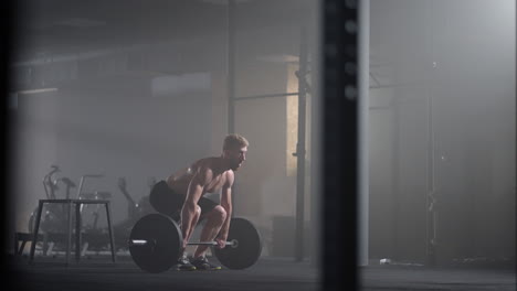 Zeitlupe-Des-Crossfit-Athleten-Führt-Sauber-Und-Ruckartig-Aus.-Junger-Mann-Macht-Die-Saubere-Und-Ruckartige-Gewichtheberübung-Im-Fitnessstudio.