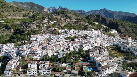 Frigiliana-White-Mountain-Village-En-Málaga,-Andalucía,-España---Antena-4k-Pedestal-Up