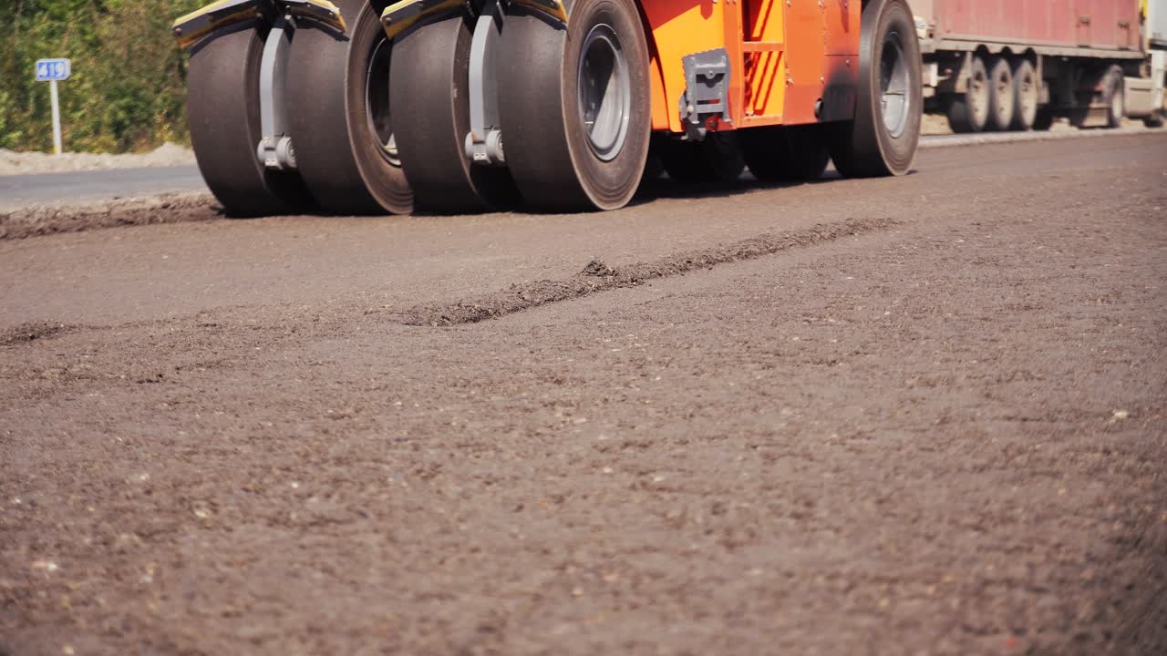 도로 보수를 위한 아스팔트 롤러. 새로운 고속도로 건설