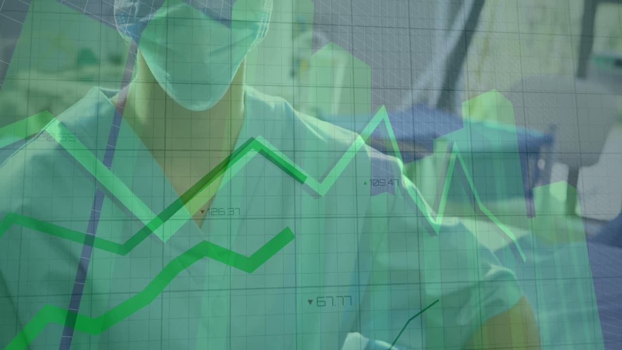 procesamiento de datos estadísticos sobre el retrato de una cirujana caucásica mayor con una máscara quirúrgica