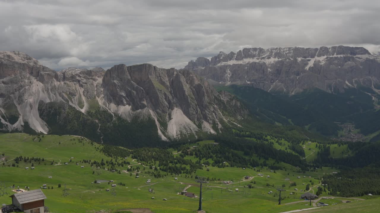 구름이 많은 날 에 돌로미트 산맥 의 풍경 -  촬영