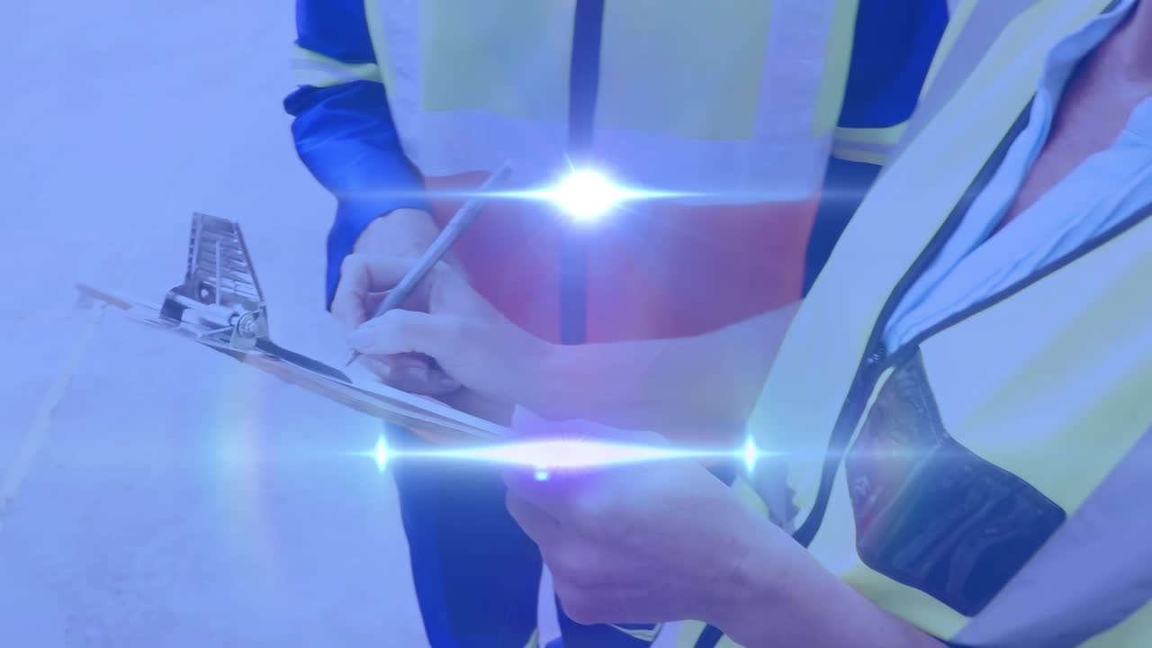 창고에서 일하는 클립보드를 사용하여 백인 사람들 위에 반이는 빛의 애니메이션