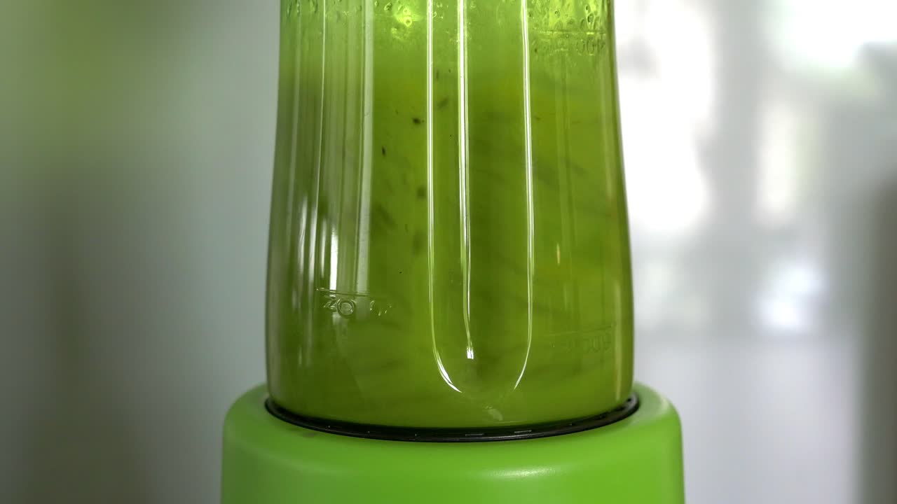 cortar mezclando batido de frutas de kiwi vegetariano fresco y saludable para obtener vitaminas y desintoxicación