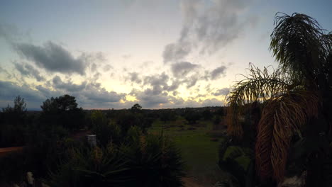 Una-Rápida-Puesta-De-Sol-En-Los-Cielos-De-Otoño-Aquí-En-Chipre