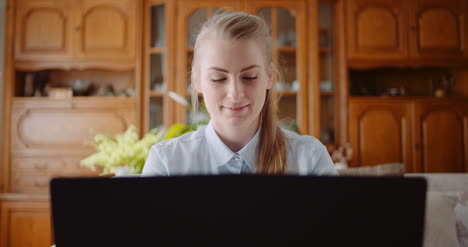 mujer sonriente trabajando en una laptop 1
