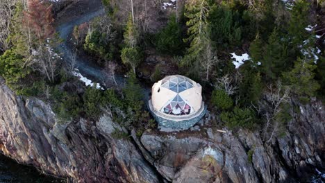 Cúpula-ártica-En-Un-Acantilado-Frente-Al-Océano-Panorámico