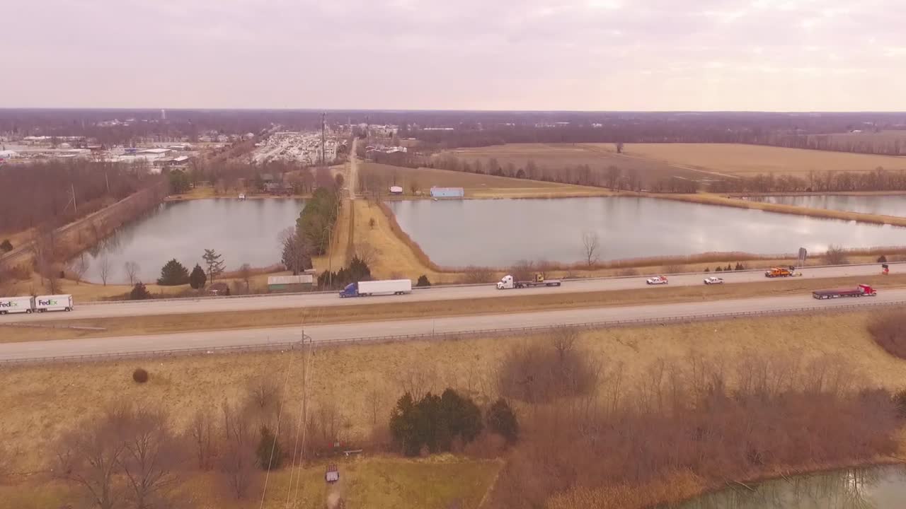 Filmato aereo in HD da drone di dipendenti del Dipartimento dei Trasporti dell'Illinois situati nella Salem rurale, IL.