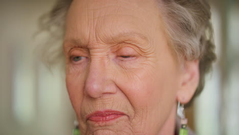 Denkende-ältere-Frau,-Wirklich-Traurige,-Müde-Blaue-Augen