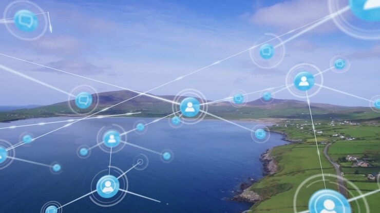 Animation af et netværk af digitale ikoner over et luftfoto af et landskab med bjerge, græsland og hav.