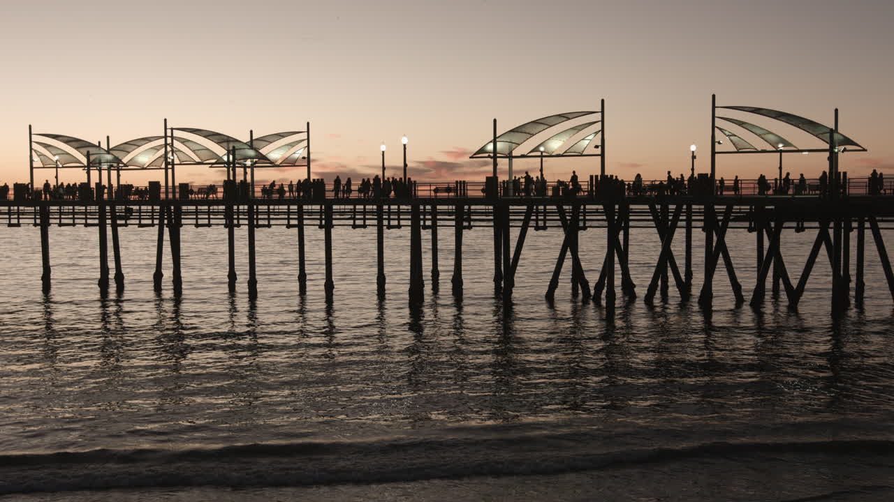 Hoàng hôn tại Cầu tàu Redondo Beach 4K, sóng biển bờ biển California, người dân câu cá, một điểm đến du lịch đẹp ở Vịnh Nam Los Angeles.