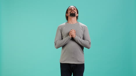 hombre espiritual zen haciendo adoración con la mano gestando