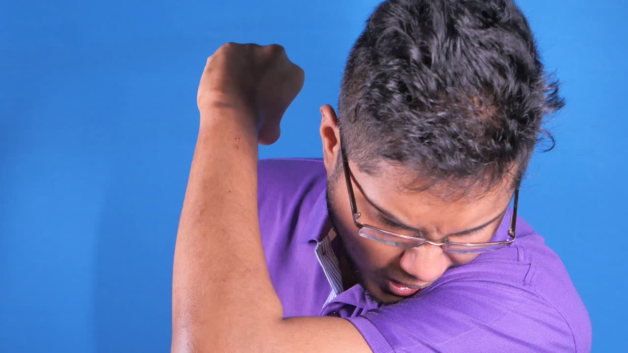 분노한 표정의 남자