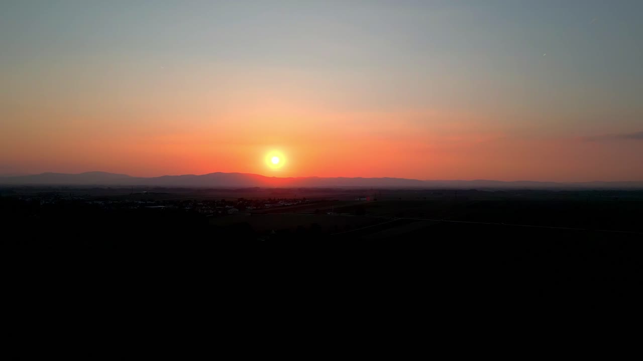 escena de siluetas de la naturaleza durante la puesta de sol