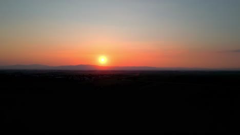 Escena-De-Siluetas-De-La-Naturaleza-Durante-La-Puesta-De-Sol